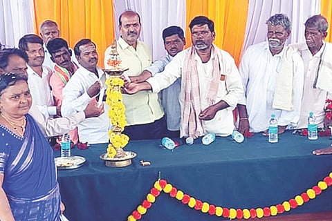ಚಿಲುಗೋಡು ಗ್ರಾಮದ ಹತ್ತಿರ ಸರ್ಕಾರಿ ಪ್ರೌಢಶಾಲೆ ಕಟ್ಟಡ ಉದ್ಘಾಟನಾ ಕಾರ್ಯಕ್ರಮವನ್ನು ಶಾಸಕ ಕೆ.ನೇಮಿರಾಜ ನಾಯ್ಕ ಉದ್ಘಾಟಿಸಿದರು. ಅಕ್ಷರ ದಾಸೋಹ ತಾಲೂಕು ಅಧಿಕಾರಿ ರಾಜಕುಮಾರ ನಾಯ್ಕ, ಎಎಸ್ಡಿಎಂಸಿ ಅಧ್ಯಕ್ಷ ಕರಿಯಪ್ಪ, ಜೆಡಿಎಸ್ ತಾಲೂಕು ಅಧ್ಯಕ್ಷ ವೈ.ಮಲ್ಲಿಕಾರ್ಜುನ, ಉಲವತ್ತಿ ಪ್ರಾಕೃಪಸ ಸಂಘದ ಅಧ್ಯಕ್ಷ ಕನ್ನಿಹಳ್ಳಿ ಚಂದ್ರಶೇಖರ ಇತರರಿದ್ದರು.