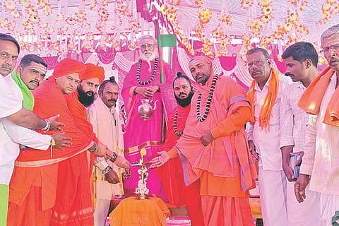 ಹೂವಿನಹಡಗಲಿ ತಾಲೂಕಿನ ಕಾಂತೇಬೆನ್ನೂರು ಗ್ರಾಮದಲ್ಲಿ ಶ್ರೀ ಮೈಲಮ್ಮದೇವಿ ಶ್ರೀ ಸಿದ್ಧಿ ವಿನಾಯಕ ಜೋಡಿ ರಥೋತ್ಸವದ ನಿಮಿತ್ತ ಆಯೋಜಿಸಿದ್ದ ಉಚಿತ ಸಾಮೂಹಿಕ ವಿವಾಹ ಮತ್ತು ಜನಜಾಗೃತಿ ಧರ್ಮ ಕಾರ್ಯಕ್ರಮವನ್ನು ಬಾಳೆಹೊನ್ನೂರು ಶ್ರೀ ರಂಭಾಪುರಿ ಡಾ.ವೀರಸೋಮೇಶ್ವರ ಜಗದ್ಗುರುಗಳು ಉದ್ಘಾಟಿಸಿದರು. ಮೈಲಮ್ಮದೇವಿ ಸಮಾಜಮುಖಿ ತ್ರಿವಿಧ ದಾಸೋಹ ಟ್ರಸ್ಟ್ ಧರ್ಮಾಧಿಕಾರಿ ಮಂಜುನಾಥ, ಶಿವಲಿಂಗ ರುದ್ರಮುನಿ ಸ್ವಾಮೀಜಿ, ಗುರುಶಾಂತೇಶ್ವರ ಸ್ವಾಮೀಜಿ, ಮಳೆಯೋಗೀಶ್ವರ ಸ್ವಾಮೀಜಿ ಇತರರಿದ್ದರು. 