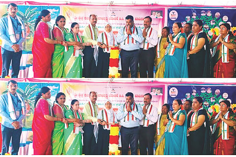 ಹೂವಿನಹಡಗಲಿಯಲ್ಲಿ ಶ್ರೀ ಕ್ಷೇತ್ರ ಧರ್ಮಸ್ಥಳ ಗ್ರಾಮಾಭಿವೃದ್ಧಿ ಯೋಜನೆಯಿಂದ ಆಯೋಜಿಸಿದ್ದ ತಾಲೂಕು ಮಟ್ಟದ ಮಹಿಳಾ ವಿಚಾರಗೋಷ್ಠಿ ಕಾರ್ಯಕ್ರಮವನ್ನು ಪುರಸಭೆ ಮಾಜಿ ಅಧ್ಯಕ್ಷೆ ಜಮೀಲಾಬಿ ಉದ್ಘಾಟಿಸಿದರು. ಯೋಜನೆಯ ಜಿಲ್ಲಾ ನಿರ್ದೇಶಕ ಸತೀಶ್ ಶೆಟ್ಟಿ, ಯೋಜನಾಧಿಕಾರಿ ಮಂಜುನಾಥ, ಜಿಲ್ಲಾ ಜನಜಾಗೃತಿ ವೇದಿಕೆ ಸದಸ್ಯರಾದ ಶಂಭುನಾಥ್ ಕಣವಿ, ಸುಭಾಸ್ ವರಕನಹಳ್ಳಿ ಇತರರಿದ್ದರು.  