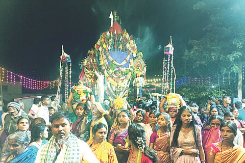 ಹೂವಿನಹಡಗಲಿ ತಾಲೂಕಿನ ಚಿಕ್ಕಕೊಳಚಿ ಗ್ರಾಮದಲ್ಲಿ ಹೊನ್ನತ್ತೆಮ್ಮ ಹಾಗೂ ದುರ್ಗಮ್ಮ ದೇವಿ ರಥೋತ್ಸವ ಬುಧವಾರ ಅದ್ದೂರಿಯಾಗಿ ಜರುಗಿತು.