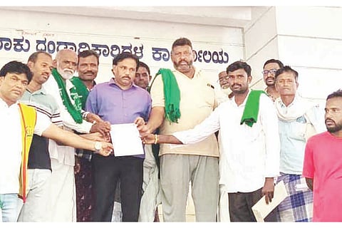 ಬೆಂಬಲಬೆಲೆ ಯೋಜನೆಯಡಿ ಖರೀದಿಸಿರುವ ರಾಗಿ ಹಣ ತ್ವರಿತವಾಗಿ ಪಾವತಿಸಲು ಒತ್ತಾಯಿಸಿ ಹೂವಿನಹಡಗಲಿಯಲ್ಲಿ ತಹಸೀಲ್ದಾರ್ ಕೆ.ಎಂ.ಗುರುಬಸವರಾಜಗೆ ಕರ್ನಾಟಕ ರಾಜ್ಯರೈತ ಸಂಘ ಮನವಿ ಸಲ್ಲಿಸಿತು. ತಾಲೂಕು ಅಧ್ಯಕ್ಷ ಹೊಸಮನಿ ಸಿದ್ದಪ್ಪ, ಗೌರವಾಧ್ಯಕ್ಷ ಪಕ್ಕೀರಪ್ಪ, ಪದಾಧಿಕಾರಿಗಳಾದ ವಿಠಲನಾಯ್ಕ, ಚನ್ನಬಸಪ್ಪ, ಮಂಜುನಾಥ ನಾಯ್ಕ, ಶಿವರಾಜ ಹೊಳಗುಂದಿ ಇತರರಿದ್ದರು. 