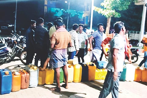 ಹೂವಿನಡಹಗಲಿಯ ಹೊಳಗುಂದಿ ರಸ್ತೆಯಲ್ಲಿರುವ ಪೆಟ್ರೋಲ್ ಬಂಕ್‌ನಲ್ಲಿ ಪೆಟ್ರೋಲ್ ಮತ್ತು ಡೀಸೆಲ್ ತುಂಬಿಸಿಕೊಳ್ಳಲು ಜನರು ಸರದಿ ಸಾಲಿನಲ್ಲಿ ನಿಂತಿರುವುದು. 