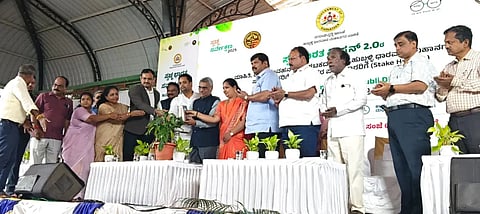 (cleanliness.) ಮಹಾನಗರ ಪಾಲಿಕೆಯಿಂದ ಹುಬ್ಬಳ್ಳಿಯಲ್ಲಿ ಆಯೋಜಿಸಿದ್ದ ಕಾರ್ಯಾಗಾರ ಮತ್ತು ವಸ್ತು ಪ್ರದರ್ಶನವನ್ನು ಹಸಿರು ನ್ಯಾಯಾಧೀಕರಣ ಮಂಡಳಿ ರಾಜ್ಯಮಟ್ಟದ ಗೌರವ ಅಧ್ಯಕ್ಷ ಸುಭಾಷ ಅಡಿ ಉದ್ಘಾಟಿಸಿದರು. ಮೇಯರ್ ಜ್ಯೋತಿ ಪಾಟೀಲ, ಉಪ ಮೇಯರ್ ಸಂತೋಷ ಚವ್ಹಾಣ, ಈರೇಶ ಅಂಚಟಗೇರಿ ಹಾಗೂ ಇತರರು ಇದ್ದರು.