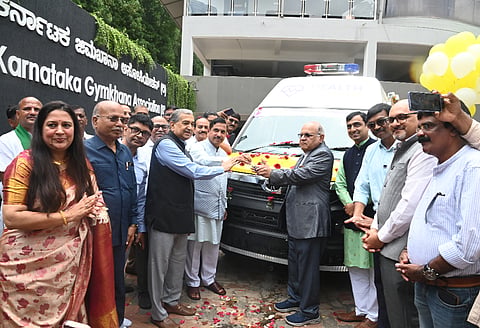 ಹುಬ್ಬಳ್ಳಿ ದೇಶಪಾಂಡೆ ನಗರದ ಕರ್ನಾಟಕ ಜಿಮ್ಖಾನಾ ಮೈದಾನದಲ್ಲಿ ಭಾನುವಾರ ಆಯೋಜಿಸಿದ್ದ ಕಾರ್ಯಕ್ರಮದಲ್ಲಿ ಸಂಚಾರಿ ಆರೋಗ್ಯ ಸೇವೆ ವಾಹನದ ಕೀಲಿಯನ್ನು ಕೇಂದ್ರ ಸಚಿವ ಪ್ರಲ್ಹಾದ ಜೋಶಿ ಅವರು ಎನ್‌ಎಂಆರ್ ಫೌಂಡೇಷನ್‌ಗೆ ಹಸ್ತಾಂತರಿಸಿದರು. ಲೀಂಗರಾಜ ಪಾಟೀಲ, ಡಾ. ಶ್ರೀನಿವಾಸ ಜೋಶಿ, ಡಾ. ರವೀಂದ್ರ ಕಲಘಟಗಿ, ಸುಹಾಸ ಕಲಘಟಗಿ, ಮಹಿಮಾ ದಂಡ, ಎನ್.ಎ. ಚರಂತಿಮಠ, ಇತರರಿದ್ದರು.