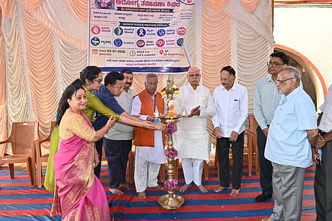 health camp ಹುಬ್ಬಳ್ಳಿಯ ಶ್ರೀ ಸಿದ್ಧಾರೂಢಸ್ವಾಮಿ ಮಠದಲ್ಲಿ ಭಾನುವಾರ ಏರ್ಪಡಿಸಿದ್ದ ಆರೋಗ್ಯ ತಪಾಸಣೆ ಶಿಬಿರ ಉದ್ಘಾಟನೆಯಲ್ಲಿ ಡಿ.ಆರ್​. ಪಾಟೀಲ, ಬಾಳು ಮಗಜಿಕೊಂಡಿ, ಗೀತಾ, ಡಾ. ಗೋವಿಂದ ಮಣ್ಣೂರ, ಬಸವರಾಜ ಕಲ್ಯಾಣಶೆಟ್ಟರ, ಇತರರು ಇದ್ದರು.