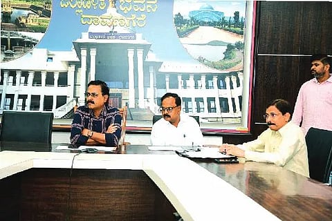 ದಾವಣಗೆರೆ ಜಿಲ್ಲಾಡಳಿತ ಭವನದಲ್ಲಿ ಗುರುವಾರ ನಡೆದ ಸಭೆಯಲ್ಲಿ ಶೀಲವಂತ ಶಿವಕುಮಾರ್, ಡಾ. ಷಣ್ಮುಖಪ್ಪ, ಡಾ. ಮುರಳೀಧರ್ ಇದ್ದರು.