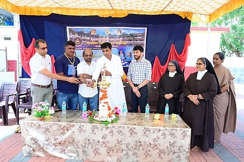 ಫಾತಿಮಾ ಕಾನ್ವೆಂಟ್ ಸುವರ್ಣ ಸಂಭ್ರಮ ಹಿನ್ನೆಲೆಯಲ್ಲಿ ಶಾಲೆಯ ವಿದ್ಯಾರ್ಥಿಗಳು ಹಾಗೂ ಪಾಲಕರಿಗೆ ಏರ್ಪಡಿಸಿದ್ದ ಉಚಿತ ವೈದ್ಯಕೀಯ ತಪಾಸಣಾ ಶಿಬಿರವನ್ನು ದ ಸೆಂಟ್ ಸಬಾಸ್ಟಿನ್ ಚರ್ಚ್ ಫಾದರ್ ಜ್ಞಾನ ಪ್ರಕಾಶ್ ಉದ್ಘಾಟಿಸಿದರು.