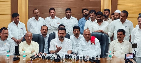 ನಗರದ ಪ್ರವಾಸಿ ಮಂದಿರದಲ್ಲಿ ಗುರುವಾರ ಸುದ್ದಿಗೋಷ್ಠಿಯಲ್ಲಿ ಚನ್ನರಾಜ ಹಟ್ಟಿಹೊಳಿ ಮಾತನಾಡಿದರು. ಯುವರಾಜ ಕದಂ, ಅಡಿವೇಶ ಇಟಗಿ, ಶಂಕರಗೌಡ ಪಾಟೀಲ ಇತರರಿದ್ದರು.