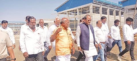 ಔರಾದ್ ತಾಲೂಕಿನ ಹೆಡಗಾಪುರದಲ್ಲಿ ನಿರ್ಮಿಸಲಾಗುತ್ತಿರುವ ಜಾನುವಾರು ತಳಿ ಸಂವರ್ಧನಾ ಕೇಂದ್ರದ ಕಾಮಗಾರಿಯನ್ನು ಶಾಸಕ ಪ್ರಭು ಚವ್ಹಾಣ್ ವೀಕ್ಷಿಸಿದರು. ವಿಜಯಕುಮಾರ, ಶಶಿಕುಮಾರ ಇತರರಿದ್ದರು.