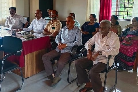 ಕೊಡಗು ಹೆಗ್ಗಡೆ ಸಮಾಜದ ವತಿಯಿಂದ ನಡೆಯಲಿರುವ ಕ್ರೀಡಾಕೂಟದ ಹಿನ್ನೆಲೆಯಲ್ಲಿ ಪೂರ್ವಭಾವಿ ಸಭೆ ಆಯೋಜಿಸಲಾಗಿತ್ತು. ಕೊರಕುಟ್ಟೀರ ಸರ ಚಂಗಪ್ಪ, ಪಂದಿಕAಡ ನಾಗೇಶ್, ಚರ್ಮಂಡ ಅಪ್ಪುಣು ಪೂವಯ್ಯ, ಪಡಿಞರಂಡ ಪ್ರಭು ಕುಮಾರ್, ಕೊರಂಡ ನಾಣಯ್ಯ ಮತ್ತಿತರರು ಇದ್ದರು.