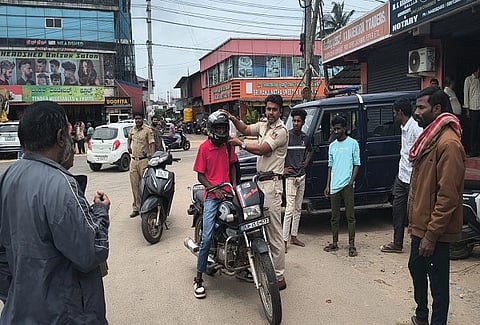 ಹೆಲ್ಮೆಟ್ ಧರಿಸದೇ ವಾಹನ ಚಲಾಯಿಸುತ್ತಿದ್ದ ದ್ವಿಚಕ್ರ ವಾಹನ ಸವಾರರನ್ನು ಕಾಳೇಗೌಡ ಅವರು ತಪಾಸಣೆ ನಡೆಸಿದರು.