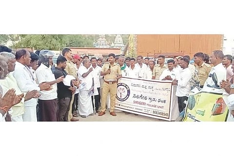ಸಿರಿಗೇರಿಯಲ್ಲಿ ಹೆಲ್ಮೆಟ್ ಜಾಗೃತಿ ಜಾಥಾದಲ್ಲಿ ಸಿಪಿಐ ಚಂದನ್ ಗೋಪಾಲ್ ಮಾತನಾಡಿದರು. ಪಿಎಸ್‌ಐ ವೈ.ಶಶಿಧರ್, ಪ್ರಮುಖರಾದ ಎಸ್.ಎಂ.ಅಡಿವೆಯ್ಯಸ್ವಾಮಿ, ಕೆ.ದ್ಯಾವಣ್ಣ, ಬಿಚ್ಚುಗತ್ತಿ ಮಲ್ಲಯ್ಯ, ಲಕ್ಷ್ಮಣ ಭಂಡಾರಿ ಇತರರಿದ್ದರು.