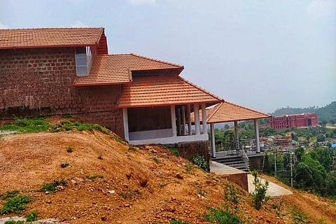 ಅಪೂರ್ಣಗೊಂಡಿರುವ ಮಡಿಕೇರಿಯ ಕೊಡವ ಹೆರಿಟೇಜ್ ಸೆಂಟರ್ ಕಟ್ಟಡ ಕಾಮಗಾರಿ