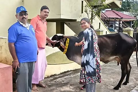 ಡಣಾಯಕಪುರದಲ್ಲಿ ಕಾಲುಬಾಯಿ ರೋಗಕ್ಕೆ ಪಶುವೈದ್ಯಾಧಿಕಾರಿ ಡಾ.ಬೃಂದಾ ಲಸಿಕೆ ನೀಡಿದರು. ಆರ್.ರುದ್ರೇಶ್, ಪ್ರಸನ್ನಕುಮಾರ್ ಇದ್ದಾರೆ.