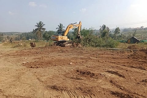 ಉದ್ದೇಶಿತ ಮೈಸೂರು-ಮಡಿಕೇರಿ ಚತುಷ್ಪಥ ರಸ್ತೆಯ ಪ್ಯಾಕೇಜ್ 2ರಲ್ಲಿ ಬರುವ ಕುಶಾಲನಗರದ ಬಸವನಹಳ್ಳಿಯಿಂದ ಹಾಸನ -ಪಿರಿಯಾಪಟ್ಟಣ ರಸ್ತೆ ಜಂಕ್ಷನ್ ಮಧ್ಯೆ ರಸ್ತೆ ನಿರ್ಮಾಣ ಕಾರ್ಯ ಭರದಿಂದ ನಡೆಯುತ್ತಿದೆ.