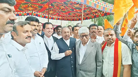 ಶಿವಮೊಗ್ಗದಲ್ಲಿ ಹೈಕೋರ್ಟ್ ಸಂಚಾರಿ ಪೀಠ ಸ್ಥಾಪನೆಗೆ ಒತ್ತಾಯಿಸಿ ವಕೀಲರು ನಡೆಸುತ್ತಿರುವ ಮುಷ್ಕರದಲ್ಲಿ ಬಿ.ವೈ.ರಾಘವೇಂದ್ರ, ಕೆ.ಎಸ್.ಈಶ್ವರಪ್ಪ ಪಾಲ್ಗೊಂಡು ಬೆಂಬಲ ವ್ಯಕ್ತಪಡಿಸಿದರು. ಕೆ.ಇ.ಕಾಂತೇಶ್, ಇ.ವಿಶ್ವಾಸ್, ಕೆ.ಬಸಪ್ಪ ಗೌಡ, ರಾಘವೇಂದ್ರ ಸ್ವಾಮಿ ಇತರರಿದ್ದರು.