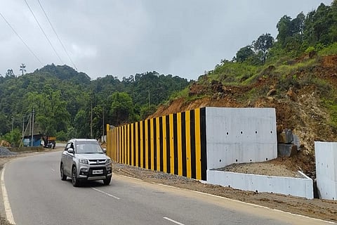  ರಾಷ್ಟಿçÃಯ ಹೆದ್ದಾರಿ ೨೭೫ರ ಕರ್ತೋಜಿಯಲ್ಲಿ ಪೂರ್ಣಗೊಂಡಿರುವ ತಡೆಗೋಡೆ 