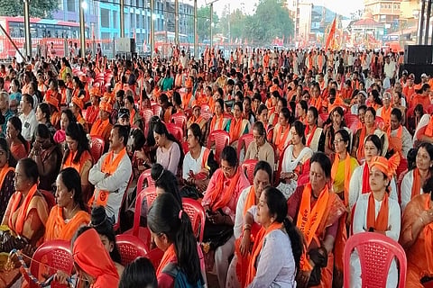 ಮಡಿಕೇರಿಯಲ್ಲಿ ನಡೆದ ವಿರಾಟ ಹಿಂದೂ ಸಂಗಮ ಕಾರ್ಯಕ್ರಮದಲ್ಲಿ ಹೆಚ್ಚಿನ ಸಂಖ್ಯೆಯಲ್ಲಿ ನಗರ ವ್ಯಾಪ್ತಿಯ ಹಿಂದೂಗಳು ಪಾಲ್ಗೊಂಡಿದ್ದರು.