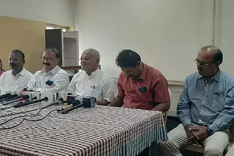 ವಿಜಯಪುರ ನಗರದ ಹೇಮರೆಡ್ಡಿ ಮಲ್ಲಮ್ಮ ದೇವಾಲಯದ ಸಭಾಂಗಣದಲ್ಲಿ ಹಿಂದೂ ಸಮ್ಮೇಳನ ಸಂಚಲನಾ ಸಮಿತಿ ಪದಾಧಿಕಾರಿಗಳು ಸುದ್ದಿಗೋಷ್ಠಿ ನಡೆಸಿದರು. ಸಮಿತಿ ಸಂಚಾಲಕ ಸುರೇಶ ದೇಸಾಯಿ, ಡಾ.ಪ್ರಾಣೇಶ ಜ ಹಿರೇಮಠ, ಉಪೇಂದ್ರಹಾಗೀರದಾರ, ಲಿಂಗರಾಜ ದೇಸಾಯಿ ಮತ್ತಿತರರಿದ್ದಾರೆ.