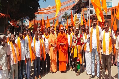  ಕುಶಾಲನಗರ ಸಮೀಪದ ಹೆಬ್ಬಾಲೆಯಲ್ಲಿ ತಾಲೂಕು ಹಿಂದೂ ಸಂಗಮ ಆಯೋಜನಾ ಸಮಿತಿ ಮತ್ತು ಹೆಬ್ಬಾಲೆ ಮಂಡಲದ ವತಿಯಿಂದ ಏರ್ಪಡಿಸಿದ್ದ ಹಿಂದೂ ಸಂಗಮ ಶೋಭಾಯಾತ್ರೆ ಅದ್ದೂರಿಯಾಗಿ ನಡೆಯಿತು. ಸದಾಶಿವ ಸ್ವಾಮೀಜಿ, ಮಲ್ಲೇಶ ಸ್ವಾಮೀಜಿ, ಎಚ್.ಆರ್. ಶ್ರೀನಿವಾಸ್ ಮತ್ತಿತರರು ಇದ್ದರು.