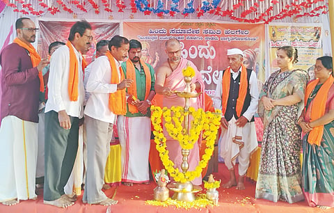 ಸಿದ್ದಾಪುರ ತಾಲೂಕಿನ ಹಲಗೇರಿಯಲ್ಲಿ ಆಯೋಜಿಸಿದ್ದ ಹಿಂದೂ (Hinduism) ಸಮಾವೇಶವನ್ನು ಶ್ರೀ ಬ್ರಹ್ಮಾನಂದ ಭಾರತಿ ಸ್ವಾಮೀಜಿ ಉದ್ಘಾಟಿಸಿದರು.