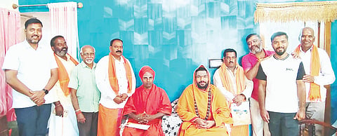 ಆಲೂರು ಕಸಬಾ ಹಿಂದೂ ಸಮಾಜೋತ್ಸವ ಸಮಿತಿ ಪೂರ್ವಭಾವಿ ಸಭೆ ಅಧ್ಯಕ್ಷತೆ ವಹಿಸಿ ಸದಾಶಿವ ಶಿವಾಚಾರ್ಯ ಸ್ವಾಮೀಜಿ ಮಾತನಾಡಿದರು. ಶಾಂತವೀರ ಮಲ್ಲಿಕಾರ್ಜುನ ಸ್ವಾಮೀಜಿ, ಕೆ.ಪಿ.ರವಿ, ರವಿಕುಮಾರ್, ಲೋಹಿತ್, ಹರ್ಷಿತಾ, ಕೃಷ್ಣೇಗೌಡ, ಕಾಂತರಾಜು ಇದ್ದರು.