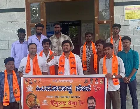  ಶಾಲಾ-ಕಾಲೇಜುಗಳಲ್ಲಿ ಹಿಜಾಬ್ ಧರಿಸಲು ಅನುಮತಿ ನೀಡಿರುವ ಕಾಂಗ್ರೆಸ್ ಸರ್ಕಾರದ ನಡೆಗೆ ವಿರೋಧಿಸಿ ಹಿಂದೂ ರಾಷ್ಟ್ರ ಸೇನೆ ಜಿಲ್ಲಾ ಸಮಿತಿ ಜಿಲ್ಲಾಧಿಕಾರಿ ಕಚೇರಿ ಬಳಿ ಸಾಂಕೇತಿಕ ಪ್ರತಿಭಟನೆ ನಡೆಸಿತು. ಯುವ ಘಟಕದ ಜಿಲ್ಲಾಧ್ಯಕ್ಷ ಎಸ್.ಭರತ್, ಎಸ್.ಟಿ.ಸುರೇಶ್, ವೇದಾಂತ್, ಶಿವರಾಜ್, ಮನೋಜ್ ಇತರರಿದ್ದರು. 