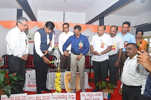 ವಿಶ್ವ ಏಡ್ಸ್ ದಿನ ಕಾರ್ಯಕ್ರಮವನ್ನು ಗಣ್ಯರು ಉದ್ಘಾಟಿಸಿದರು. ಬಿ.ಕೆ.ರವೀಂದ್ರ ರೈ, ಪ್ರೊ.ಮೇ.ರಾಘವ, ಅಂಬೆಕಲ್ಲು ನವೀನ್, ರತ್ನಾಕರ ರೈ ಇತರರಿದ್ದರು.