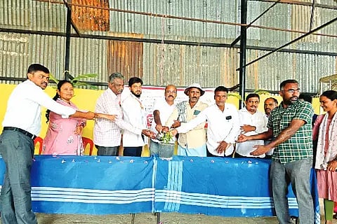 ಹೊಳಲ್ಕೆರೆ ತಾಲೂಕಿನ ರಾಮಗಿರಿ ವಿರಕ್ತಮಠದ ಆವರಣದಲ್ಲಿ ಮಂಗಳವಾರ ಆಯೋಜಿಸಿದ್ದ ಸ್ವಯಂಪ್ರೇರಿತ ರಕ್ತದಾನ ಶಿಬಿರದ ಉದ್ಘಾಟನಾ ಕಾರ್ಯಕ್ರಮದಲ್ಲಿ ಡಾ. ಹಕೀಬ್, ಚಂದ್ರಶೇಖರನಾಯ್ಕ, ಮುರಳಿ, ಶ್ರೀಧರ್, ಷಣ್ಮುಖಪ್ಪ ಇತರರಿದ್ದರು. Blood Donation