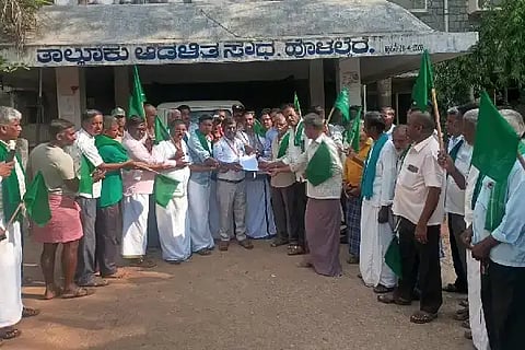 ತಾಲೂಕನ್ನು ಭದ್ರಾ ಮೇಲ್ದಂಡೆ ಯೋಜನೆಯಡಿ ಸಮಗ್ರ ನೀರಾವರಿಗೆ ಒಳಪಡಿಸಬೇಕು ಎಂದು ಆಗ್ರಹಿಸಿ ರೈತ ಸಂಘದ ಪದಾಧಿಕಾರಿಗಳು ಹೊಳಲ್ಕೆರೆಯಲ್ಲಿ ಗುರುವರ ತಹಸೀಲ್ದಾರ್‌ಗೆ ಮನವಿ ಸಲ್ಲಿಸಿದರು. ಈಚಘಟ್ಟದ ಸಿದ್ದವೀರಪ್ಪ, ರಂಗಸ್ವಾಮಿ, ಶ್ರೀನಿವಾಸ್ ಎಮ್ಮಿಗನೂರು, ಚಂದ್ರಮೌಳಿ, ಪ್ರಸನ್ನ ಕುಮಾರ್, ತಿಮ್ಮಣ್ಣ, ತಾಳಿಕಟ್ಟೆ ಕುಮಾರ್, ಬಿದರೆಕೆರೆ ಜಯಣ್ಣ, ಮಲ್ಲಣ್ಣ ಇನ್ನಿತರರು ಇದ್ದರು.