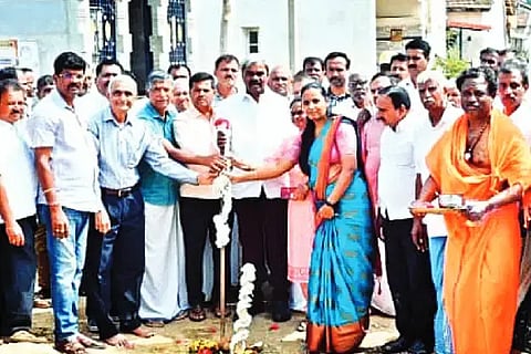 Hiriyuru: ದೊಗ್ಗನಾಳ್ ಗ್ರಾಮದಲ್ಲಿ ಸಿ.ಸಿ.ರಸ್ತೆ ನಿರ್ಮಾಣ ಕಾಮಗಾರಿಗೆ ಶಾಸಕ ಡಾ.ಎಂ. ಚಂದ್ರಪ್ಪ ಭೂಮಿಪೂಜೆ ನೆರವೇರಿಸಿದರು.