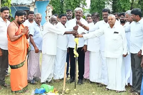 Earth worshipಹಿರಿಯ ಪ್ರಾಥಮಿಕ ಶಾಲಾ ಕೊಠಡಿಗಳ ನಿರ್ಮಾಣ ಕಾಮಗಾರಿಗೆ ಶಾಸಕ ಡಾ.ಎಂ.ಚಂದ್ರಪ್ಪ ಭೂಮಿ ಪೂಜೆ ಸಲ್ಲಿಸಿದರು. 