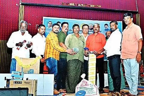 ಹೊಳಲ್ಕೆರೆಯಲ್ಲಿ ಶನಿವಾರ ಮಹಿಳೆಯರಿಗೆ ಉಚಿತ ಹೊಲಿಗೆ ಯಂತ್ರ, ಪಂಪ್ ಹಾಗೂ ಮೋಟಾರ್‌ನ್ನು ಶಾಸಕ ಡಾ.ಎಂ. ಚಂದ್ರಪ್ಪ ವಿತರಿಸಿದರು. ಕುಮಾರಣ್ಣ, ಮರುಳಸಿದ್ದಪ್ಪ, ರಾಜಗೋಪಾಲ್, ಸಾತ್ವಿಕ್ ಇತರರು ಇದ್ದರು. Facility