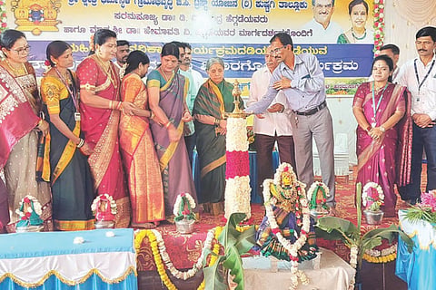 ಹನುಮಸಾಗರದ ಶ್ರೀ ಕರಿಸಿದ್ದೇಶ್ವರ ಮಠದಲ್ಲಿ ಹಮ್ಮಿಕೊಂಡಿದ್ದ ತಾಲೂಕು ಮಟ್ಟದ ಮಹಿಳಾ ವಿಚಾರಗೋಷ್ಠಿ ಕಾರ್ಯಕ್ರಮವನ್ನು ಶ್ರೀ ಕ್ಷೇತ್ರ ಧರ್ಮಸ್ಥಳ ಗ್ರಾಮಾಭಿವೃದ್ಧಿ ಯೋಜನೆ ಕಕ ವಿಭಾಗದ ಪ್ರಾದೇಶಿಕ ನಿರ್ದೇಶಕ ಚಂದ್ರಶೇಖರ ಜಿ. ಉದ್ಘಾಟಿಸಿದರು. ಜಿಲ್ಲಾ ನಿರ್ದೇಶಕ ಪ್ರಕಾಶರಾವ್, ತಾಲೂಕು ಯೋಜನಾಧಿಕಾರಿ ನಿರಂಜನ್ ಎಂ.ಆರ್., ನಿವೃತ್ತ ಮುಖ್ಯಶಿಕ್ಷಕಿ ಪ್ರಭಾ ಪಂಥ್, ಸಹಶಿಕ್ಷಕಿ ಲೀಲಾ ಶೆಟ್ಟರ್, ಜಿಲ್ಲಾ ಜನಜಾಗೃತಿ ವೇದಿಕೆ ಸದಸ್ಯ ವಿ.ವಿ.ಹಿರೇಮಠ ಇತರರಿದ್ದರು.