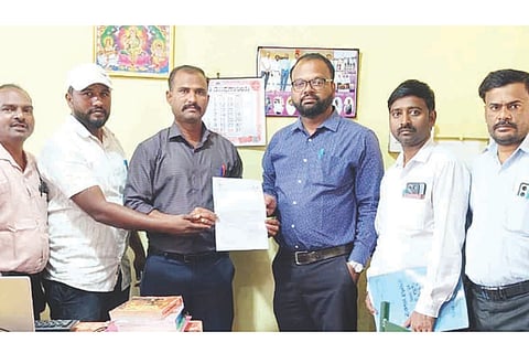 ಹನುಮಸಾಗರದ ಸಪಪೂ ಕಾಲೇಜಿಗೆ ಕುಷ್ಟಗಿ ಸರ್ಕಾರಿ ಪದವಿ ಕಾಲೇಜಿನ ಉಪನ್ಯಾಸಕರ ತಂಡ ಭೇಟಿ ನೀಡಿ ಮಾಹಿತಿ ಒಳಗೊಂಡ ಕರಪತ್ರವನ್ನು ಉಪನ್ಯಾಸಕ ಲಕಪತಿ ರಾಠೋಡಗೆ ನೀಡಿತು. ಉಪನ್ಯಾಸಕರಾದ ಬೋಜರಾಜ್, ವಿಶ್ವನಾಥ ಕೋಳೂರ, ದುರುಗೇಶ, ಮಹಾಂತೇಶ ಗವಾರಿ, ನಿಂಗಪ್ಪ ಗೋಟೂರ ಉಪಸ್ಥಿತರಿದ್ದರು.