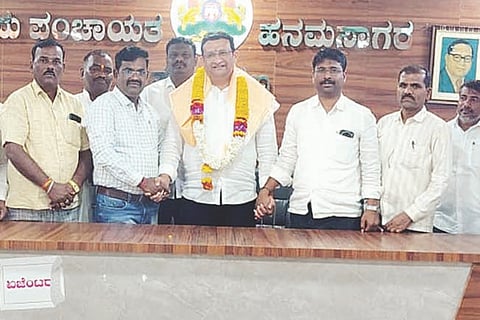 ಹನುಮಸಾಗರದ ನೂತನ ಪಪಂಗೆ ಮುಖ್ಯಾಧಿಕಾರಿಯಾಗಿ ಅಧಿಕಾರ ಸ್ವೀಕರಿಸಿದ ರೆಡ್ಡಿ ರಾಯನಗೌಡ್ರು ಅವರನ್ನು ಸನ್ಮಾನಿಸಲಾಯಿತು. ಪಿಡಿಒ ನಿಂಗಪ್ಪ ಮೂಲಿಮನಿ, ಗ್ರಾಪಂ ಅಧ್ಯಕ್ಷ ರುದ್ರಗೌಡ ಗೌಡಪ್ಪನವರ, ಸದಸ್ಯರಾದ ಶಿವಪ್ಪ ಕಂಪ್ಲಿ, ಡಾ.ಬಸವರಾಜ ಅಕ್ಕಿ, ಮಂಜುನಾಥ ಹುಲ್ಲೂರ, ಮರೆಗೌಡ ಬೊದೂರ, ಬಸವರಾಜ ಬಿಲ್ಕಾರ, ರಿಯಾಜ್‌ಖಾಜಿ ಇತರರಿದ್ದರು. 