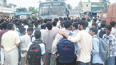ಹನುಮಸಾಗರ ಸಮೀಪದ ಹೂಲಗೇರಾ ಗ್ರಾಮದಲ್ಲಿ ವಿದ್ಯಾರ್ಥಿಗಳು ಶುಕ್ರವಾರ ಬಸ್ ತಡೆದು ಪ್ರತಿಭಟನೆ ನಡೆಸಿದರು.