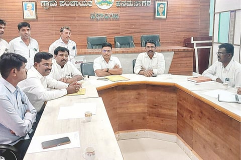 ಹನುಮಸಾಗರದ ಗ್ರಾಪಂನಲ್ಲಿ ಡಿಯುಡಿಸಿ ಪಿಡಿ ಮಂಜುನಾಥ ಗುಂಡೂರ ನೇತೃತ್ವದಲ್ಲಿ ಸಭೆ ನಡೆಯಿತು. ಗ್ರಾಪಂ ಅಧ್ಯಕ್ಷ ರುದ್ರಗೌಡ ಗೌಡಪ್ಪನವರ,ತಾಪಂ ಎಡಿಗಳಾದ ನಿಂಗನಗೌಡ ಹಿರೇಹಾಳ, ಮಹಾಂತಗೌಡ ಪೊಲೀಸ್‌ಪಾಟೀಲ್ ಪಿಡಿಒ ನಿಂಗಪ್ಪ ಮೂಲಿಮನಿ ಇತರರಿದ್ದರು.