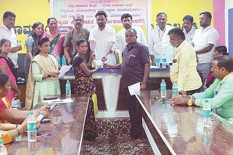 ಮಾಲಗಿತ್ತಿ ಗ್ರಾಪಂ ಕಾರ್ಯಾಲಯದಲ್ಲಿ ಹಮ್ಮಿಕೊಂಡಿದ್ದ ಗ್ಯಾರಂಟಿ ಯೋಜನೆಗಳ ಪ್ರಗತಿ ಪರಿಶೀಲನಾ ಸಭೆಯಲ್ಲಿ ಅರ್ಹ ಫಲಾನುಭವಿಗಳಿಗೆ ರೇಷನ್ ಕಾರ್ಡ್ ವಿತರಿಸಲಾಯಿತು. ಪಿಡಿಒ ಪ್ರಶಾಂತ ಹಿರೇಮಠ, ತಾಲೂಕು ಗ್ಯಾರಂಟಿ ಸಮಿತಿ ಅಧ್ಯಕ್ಷ ಫಾರೂಕ್ ಡಾಲಾಯತ್, ಸದಸ್ಯ ಮಂಜುನಾಥ ತೇವರನ್ನವರ, ಜಿಲ್ಲಾ ಪ್ರಾಧಿಕಾರ ಉಪಾಧ್ಯಕ್ಷ ಅಮರೇಶ ಗಾಂಜಿ ಇತರರಿದ್ದರು.