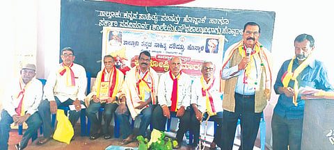 ಹೊನ್ನಾಳಿ ಪಟ್ಟಣದ ಸರ್ಕಾರಿ ಪ್ರೌಢಶಾಲೆಯಲ್ಲಿ ಶನಿವಾರ ಆಯೋಜಿಸಿದ್ದ ಕವಿಗೋಷ್ಠಿಯ ಅಧ್ಯಕ್ಷತೆ ವಹಿಸಿದ ಎಚ್.ಎಸ್. ರುದ್ರೇಶ್ ಮಾತನಾಡಿದರು. ಎಂ.ಎಸ್. ರೇವಪ್ಪ, ಕೆ. ಶೇಖರಪ್ಪ, ಡಿ.ಎಂ. ನಿಜಲಿಂಗಪ್ಪ, ಗೋವಿಂದಪ್ಪ, ಕತ್ತಿಗೆ ನಾಗರಾಜ್, ರಾಜು.ಜಿ.ಎಚ್, ಕೆ.ಸಿದ್ದಪ್ಪ ಇತರರಿದ್ದರು. study
