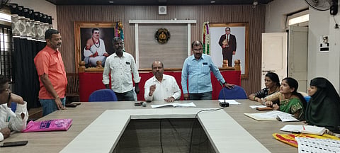 ಹೊನ್ನಾಳಿ ತಾಲೂಕು ಕಚೇರಿಯಲ್ಲಿ ಗುರುವಾರ ಮ್ಯಾಪಿಂಗ್ ಕಾರ್ಯದ ಬಗ್ಗೆ ತಹಸೀಲ್ದಾರ್ ರಾಜೇಶ್‌ಕುಮಾರ್ ಮಾತನಾಡಿದರು. ಚುನಾವಣಾ ಕಚೇರಿ ಶಿರಸ್ತೇದಾರ್ ಗುರುಪ್ರಸಾದ್, ಮಂಜುನಾಥ್, ಬಿಎಲ್‌ಒಗಳು ಇದ್ದರು.mapping