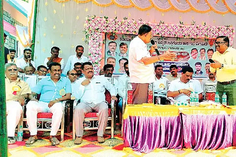 ಹೊನ್ನಾಳಿ ಬೆಸ್ಕಾಂ ಆವರಣದಲ್ಲಿ ಸೋಮವಾರ ವಿದ್ಯುತ್ ಗುತ್ತಿಗೆದಾರರ ಸಂಘದ ಪದಾಧಿಕಾರಿಗಳ ಅಭಿನಂದನಾ ಕಾರ್ಯಕ್ರಮದಲ್ಲಿ  ಶಾಸಕ ಡಿ.ಜಿ.ಶಾಂತನಗೌಡ ಮಾತನಾಡಿದರು. ರಾಜ್ಯ ವಿದ್ಯುತ್ ಗುತ್ತಿಗೆದಾರರ ಸಂಘದ ರಾಜ್ಯಾಧ್ಯಕ್ಷ ರಮೇಶ್, ತಾಲೂಕು ಗುತ್ತಿಗೆದಾರರ ಸಂಘದ ಅಧ್ಯಕ್ಷ ಚನ್ನಬಸಪ್ಪ, ಬೆಸ್ಕಾಂ ಎಇಇಗಳಾದ ಜಯಪ್ಪ, ಶ್ರೀನಿವಾಸ್, ಮೆಹಬೂಬ್, ಚಂದ್ರಬಾಬು, ರಮೇಶ್, ಕೆ. ಚಂದ್ರಬಾಬು, ಲಕ್ಷ್ಮಣನಾಯ್ಕ, ಮುನಾವರ್, ಮುರುಳಿಧರ್ ಇತರರಿದ್ದರು.BESCOM