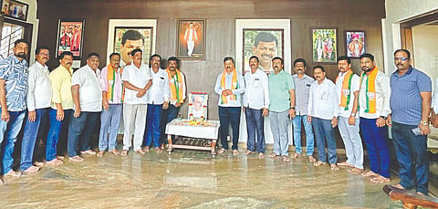 ಭಾರತೀಯ ಜನಸಂಘದ ಸಂಸ್ಥಾಪಕ ಶ್ಯಾಮಾ ಪ್ರಸಾದ್ ಮುಖರ್ಜಿ ಅವರ ಭಾವಚಿತ್ರಕ್ಕೆ ಮಾಜಿ ಸಚಿವ ಎಂ.ಪಿ. ರೇಣುಕಾಚಾರ್ಯ ಹಾಗೂ ಬಿಜೆಪಿ ಪ್ರಮುಖರು ಗೌರವ ನಮನ ಸಲ್ಲಿಸಿದರು. ಅರಕೆರೆ ನಾಗರಾಜ್, ಸುರೇಶ್, ಕುಬೇರಪ್ಪ, ನೆಲಹೊನ್ನೆ, ಮಂಜುನಾಥ್, ಶಿವಾನಂದ್, ಎಸ್.ಎಸ್. ಬೀರಪ್ಪ ಇತರರಿದ್ದರು. Sacrifice
