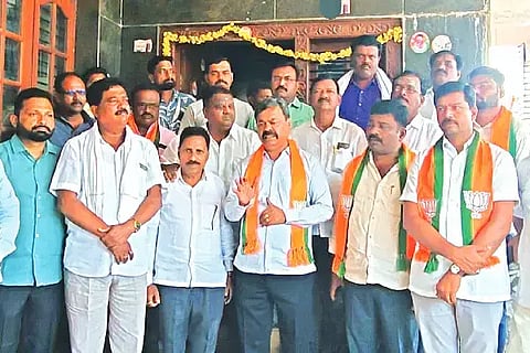 Pension ಹೊನ್ನಾಳಿಯಲ್ಲಿ ನಡೆದ ಬಿಜೆಪಿ ಪೂರ್ವಭಾವಿ ಸಭೆಯಲ್ಲಿ ಮಾಜಿ ಸಚಿವ ಎಂ.ಪಿ. ರೇಣುಕಾಚಾರ್ಯ ಮಾತನಾಡಿದರು. ಅರಕೆರೆ ನಾಗರಾಜ್, ಜೆ.ಕೆ. ಸುರೇಶ್, ಕೆ.ಪಿ. ಕುಬೇರಪ್ಪ ಚಿತ್ರದಲ್ಲಿದ್ದಾರೆ.