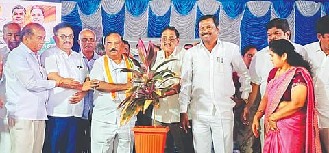 ಹೊನ್ನಾಳಿ ಹಿರೇಕಲ್ಮಠದ ಸಮುದಾಯ ಭವನದಲ್ಲಿ ಸೋಮವಾರ ಹಮ್ಮಿಕೊಂಡಿದ್ದ ಕಾಂಗ್ರೆಸ್ ಪಕ್ಷದ ಬಿಎಲ್‌ಎ-2ಗಳ ಕಾರ್ಯಾಗಾರವನ್ನು ಶಾಸಕ ಡಿ.ಜಿ. ಶಾಂತನಗೌಡ ಉದ್ಘಾಟಿಸಿದರು. ಎಚ್.ಬಿ. ಮಂಜಪ್ಪ, ಡಿ. ಬಸವರಾಜು, ಡಾ. ಅರವಿಂದ್, ಬಿ. ಸಿದ್ದಪ್ಪ, ಗಿರೀಶ್ ಇತರರಿದ್ದರು. SIR