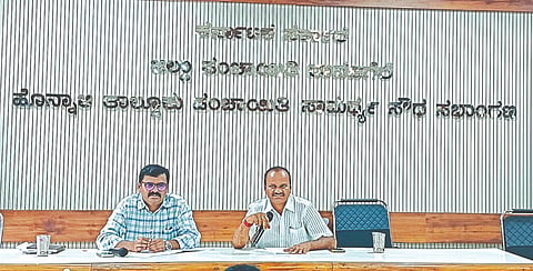 ಹೊನ್ನಾಳಿ ತಾಪಂ ಸಭಾಂಗಣದಲ್ಲಿ ಗುರುವಾರ ಆಯೋಜಿಸಿದ್ದ ಗ್ಯಾರಂಟಿ ಯೋಜನೆಯ ಪ್ರಗತಿ ಪರಿಶೀಲನಾ ಸಭೆಯಲ್ಲಿ ಎಚ್.ಎಚ್. ಗದ್ದಿಗೇಶ ಮಾತನಾಡಿದರು. ತಾಪಂ ಇಒ ಧರಣೇಶ್ ಇದ್ದರು. Guarantee