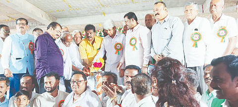 ಹೊನ್ನಾಳಿ ತಾಲೂಕು ಕುಂಚಿಟಿಗ ಸಮುದಾಯ ಭವನದಲ್ಲಿ ಪದಗ್ರಹಣ ಮತ್ತು ಪ್ರತಿಭಾನ್ವಿತ ವಿದ್ಯಾರ್ಥಿಗಳ ಪುರಸ್ಕಾರ ಸಮಾರಂಭವನ್ನು ಕರ್ನಾಟಕ ಕೌಶಲಾಭಿವೃದ್ಧಿ ಮಂಡಳಿ ಮಾಜಿ ಅಧ್ಯಕ್ಷ ಮುರಳೀಧರ ಹಾಲಪ್ಪ ಉದ್ಘಾಟಿಸಿದರು. ಕುರುವ ಗಣೇಶ, ಡಿ.ಜಿ.ಸುರೇಂದ್ರಗೌಡ, ವಿರೇಶ್ ಹನಗವಾಡಿ, ಮಂಜಪ್ಪ, ಬಿ.ಟಿ.ಚನ್ನಬಸಪ್ಪ ಕುಳಗಟ್ಟೆ ಇದ್ದರು. Kunchitiga
