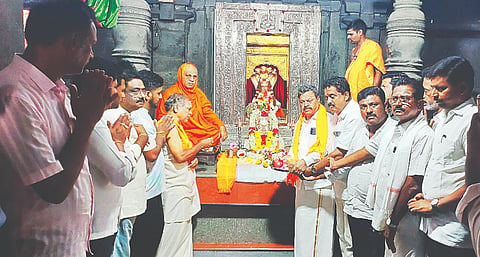 ಹೊನ್ನಾಳಿಯ ಹಿರೇಕಲ್ಮಠದಲ್ಲಿ ಶ್ರೀ ಒಡೆಯರ್ ಚನ್ನಮಲ್ಲಿಕಾರ್ಜುನ ಶಿವಾಚಾರ್ಯ ಸ್ವಾಮೀಜಿ ಅವರ ಸಮ್ಮುಖದಲ್ಲಿ ವಾಜಿ ಸಚಿವ ಎಂ.ಪಿ. ರೇಣುಕಾಚಾರ್ಯ ಅವರು ಪ್ರಧಾನಿ ಮೋದಿ ಹೆಸರಿನಲ್ಲಿ ವಿಶೇಷ ಪೂಜೆ ಸಲ್ಲಿಸಿದರು. ಪ್ರಧಾನ ಅರ್ಚಕ ಅನ್ನದಾನಯ್ಯ ಇದ್ದರು. Politics