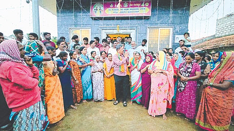 ಹೊನ್ನಾಳಿ ಸಾಸ್ವೆಹಳ್ಳಿ ಗ್ರಾಮದಲ್ಲಿ ಸೋಮವಾರ ಹಮ್ಮಿಕೊಂಡಿದ್ದ ಪ್ರತಿಭಟನೆಯ ಪೂರ್ವಭಾವಿ ಸಭೆ ಹಾಗೂ ಎಸ್‌ಐಆರ್ ಜನ ಜಾಗೃತಿ ಅಭಿಯಾನದಲ್ಲಿ ಮಾಜಿ ಸಚಿವ ಎಂ.ಪಿ. ರೇಣುಕಾಚಾರ್ಯ ಮಾತನಾಡಿದರು. ಶುಂಠಿ ಬಾಬು, ರೇಣು, ಶುಂಠಿ ರವಿ, ರಮೇಶ್ ಇತರರಿದ್ದರು. coercion