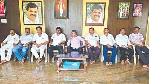 ಮಾಜಿ ಸಚಿವ ಎಂ.ಪಿ. ರೇಣುಕಾಚಾರ್ಯ ಸೋಮವಾರ ಹೊನ್ನಾಳಿಯಲ್ಲಿ ಸುದ್ದಿಗೋಷ್ಠಿಯಲ್ಲಿ ಮಾತನಾಡಿದರು.  ಅರಕೆರೆ ನಾಗರಾಜ್, ದೊಡ್ಡೇರಿ ರಾಜಣ್ಣ, ಸುರೇಶ್ ಜೆ.ಕೆ. ನೆಲಹೊನ್ನೆ ಮಂಜುನಾಥ್, ರಂಗನಾಥ್, ಎಸ್.ಎಸ್. ಬೀರಪ್ಪ, ಮಹೇಶ್ ಹುಡೇದ್, ಎಂ.ಎಸ್. ಪಾಲಾಕ್ಷಪ್ಪ ಇತರರಿದ್ದರು. Guarantee